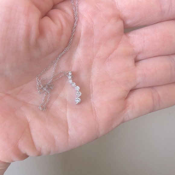 𝅺Michael Hill Jewellers 0.33 CT. T.W. Journey Diamond Necklace in 10K White Gold - Picture 5 of 7